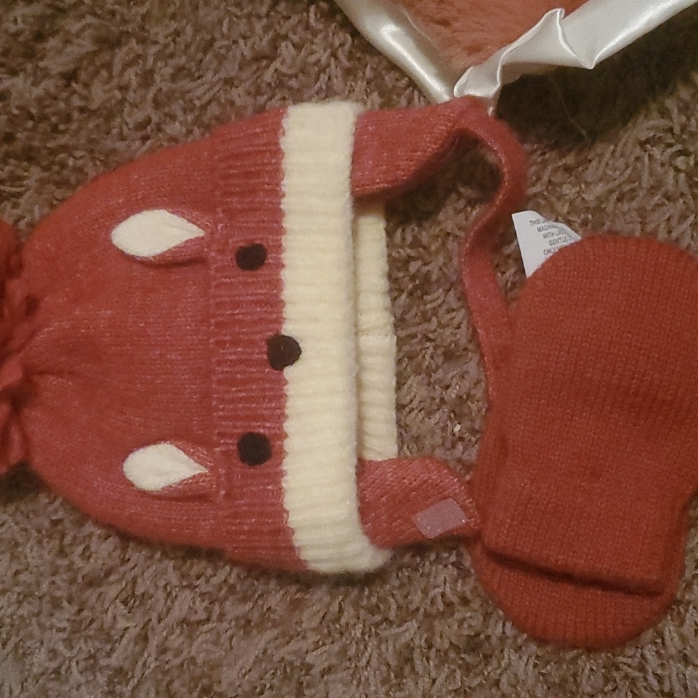 Baby hat and mittens